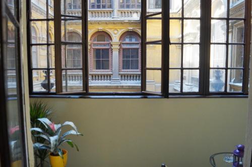 Spacious Evergreen Apartment in the heart of Budapest - image 11