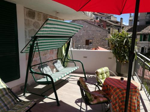 Old Town Apartment St Luke with Sunny Terrace near Riva, Split
