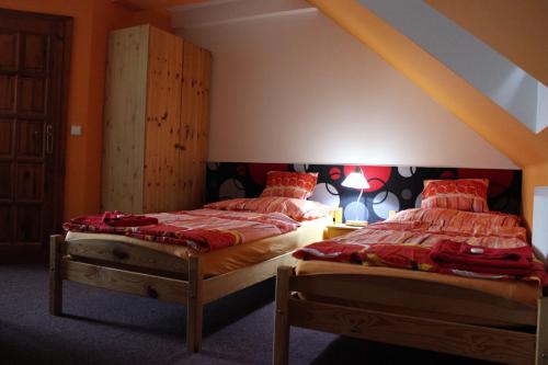 3 twin beds