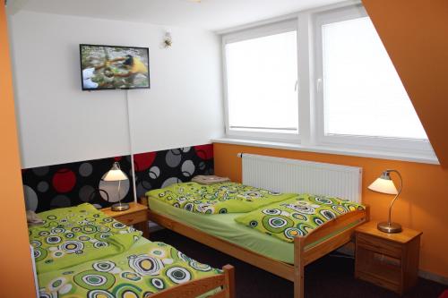 2 twin beds