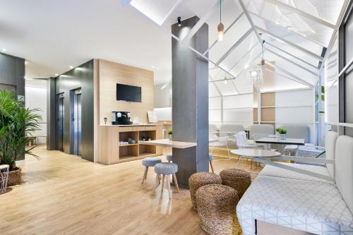 Shared lounge/TV area, Hotel Laumon in Sant Andreu