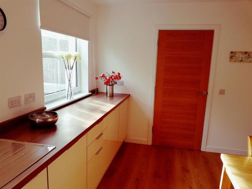 Cocina, Yvi's 2Bedroom 2Bathroom Apartment in Inverurie