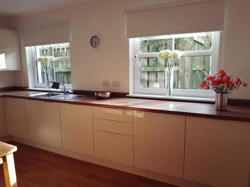 Cocina, Yvi's 2Bedroom 2Bathroom Apartment in Inverurie