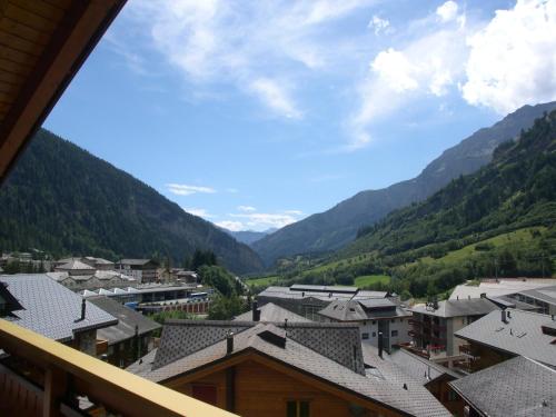 Apartment with Mountain View