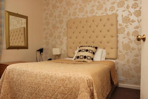 Old Kings Arms Hotel - image 13