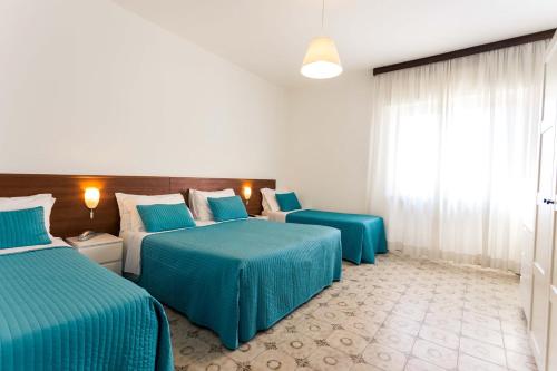 4 twin beds