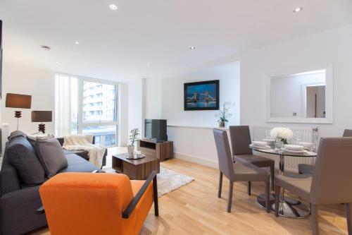 Modern Riverside Apartment Greenwich