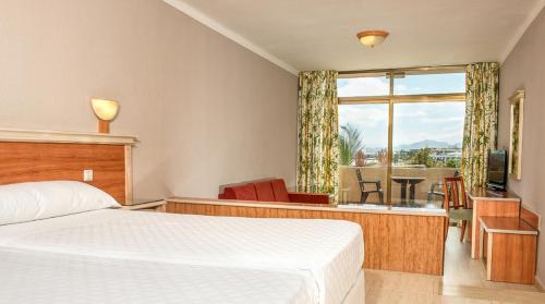Hotel Beatriz Playa & Spa Ideally located in the prime touristic area of Puerto del Carmen, Beatriz Playa promises a relaxing and wonderful visit. Offering a variety of facilities and services, the hotel provides all you need 