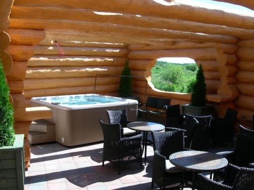 อ่างแช่น้ำร้อน, Amosphere Complexe in อามอส (ควิเบก)