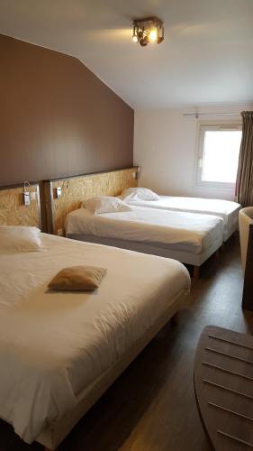 1 queen bed, 2 twin beds