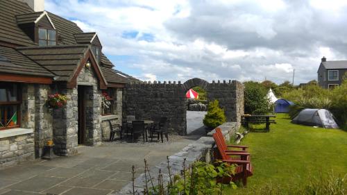 Entrada, Aille River Tourist Hostel and Camping Doolin in Doolin