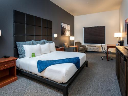 Wood River Inn & Suite The 3-star Wood River Inn offers comfort and convenience whether youre on business or holiday in Hailey (ID). Both business travelers and tourists can enjoy the hotels facilities and services. Take 