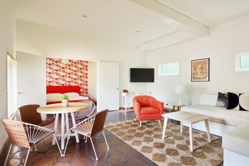 98612022 Austin Motel