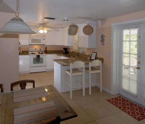 Kitchen, Seahorse Cottages - Adults Only in Sanibel (FL)