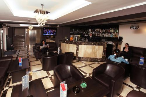 West Plaza Hotel - image 7