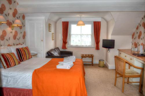 1 double bed, 1 twin bed, 1 bunk bed