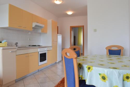 Kitchen, Apartments Green Oasis in Malinska