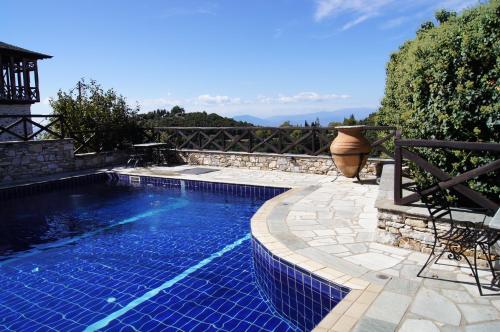 Úszómedence, Ta Xelidonakia in Pinakates