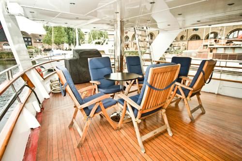 Absolute Pleasure Yacht Absolute Pleasure Yacht is conveniently located in the popular Canary Wharf area. The property features a wide range of facilities to make your stay a pleasant experience. Service-minded staff will we