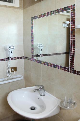 Standard Double Room image 2