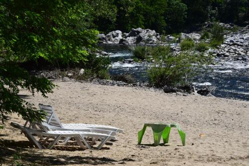 Strand, Camping La Charderie in Pont-de-Labeaume