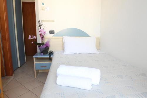 Small Single Room image 3