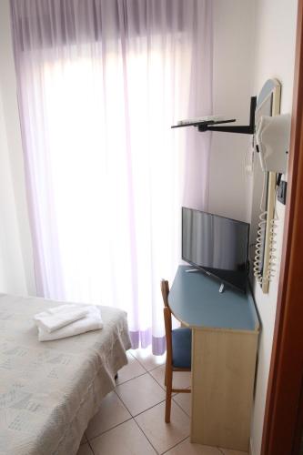 Small Single Room image 4