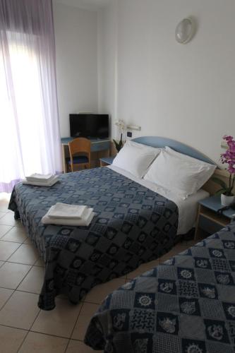 Triple Room with Balcony image 8