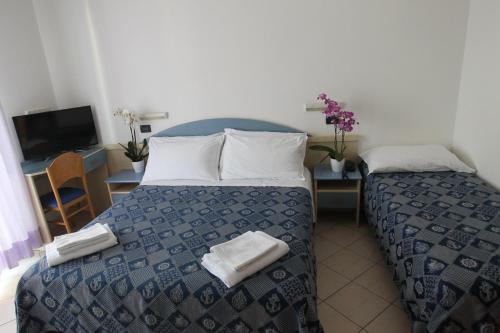 Triple Room with Balcony image 7