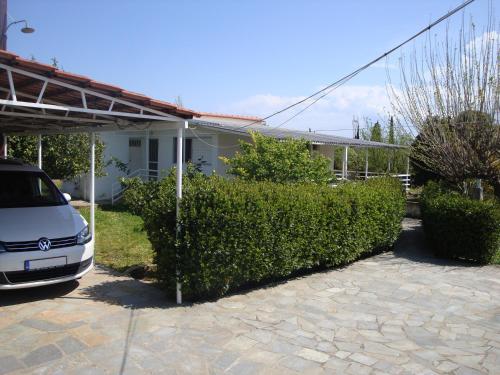  Three Bedroom Country House in Magoúla