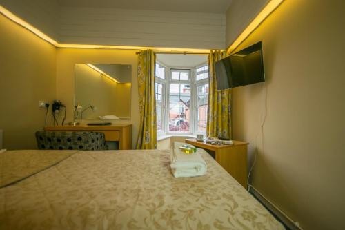Old Kings Arms Hotel - image 12