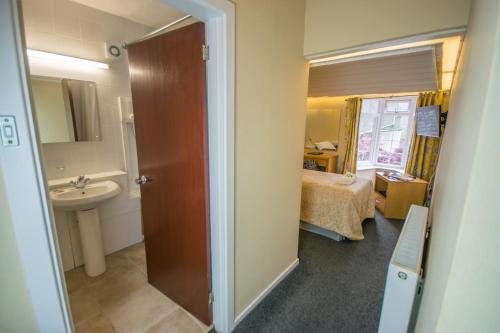 Old Kings Arms Hotel - image 6