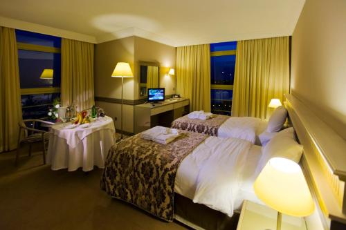 Fantasia Deluxe Hotel Located in Yagmur Aquapark Area, Fantasia Deluxe Hotel is a perfect starting point from which to explore Kusadasi. The property offers guests a range of services and amenities designed to provide comf