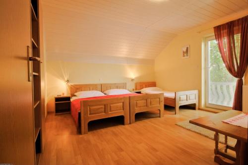 1 double bed, 1 twin bed