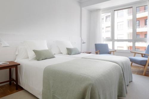 Three-Bedroom Apartment room in Larroka by FeelFree Rentals