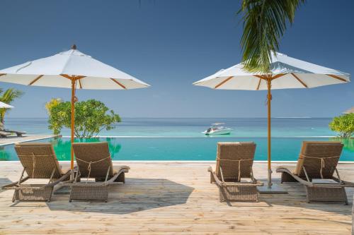 Zwembad, Kudafushi Resort & Spa in Raa Atoll