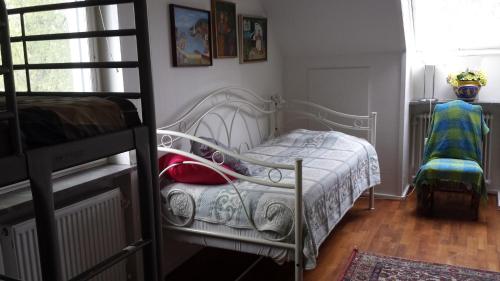1 twin bed, 2 bunk beds