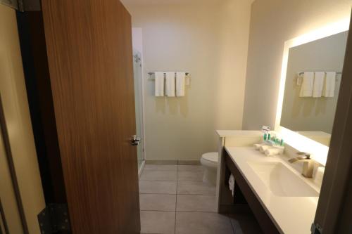 Holiday Inn Express & Suites - Coffeyville, an IHG Hotel