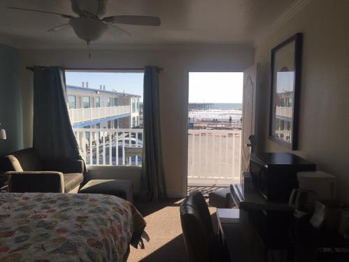 海豚灣汽車旅館 (Dolphin Cove Motel) in 皮斯摩海灘市中心