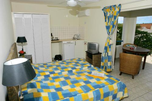 Stay in Luxury and Convenience in Kralendijk's Best Lakeside Hotels at Caribbean Club Bonaire: Reserve Your Room Today