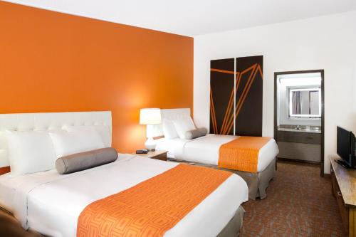 Howard Johnson by Wyndham Wilmington - image 12