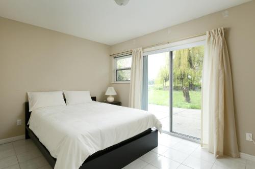 Standard Double Room with Shared Bathroom