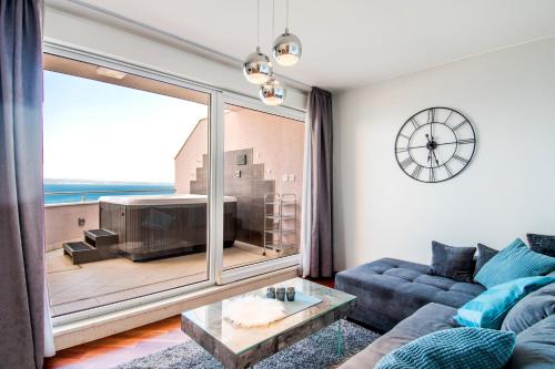Apartment with sea view and hot tub, Magis Blue