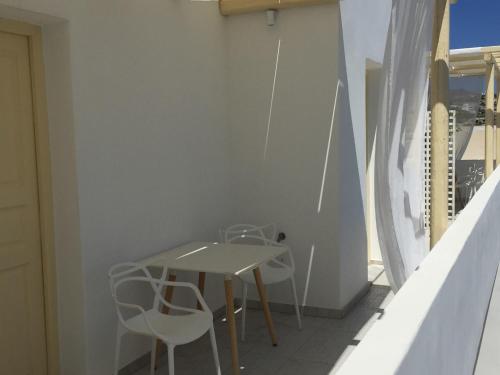 The White Suites – Adamantas