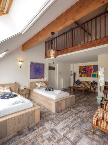 1 queen bed, 2 twin beds