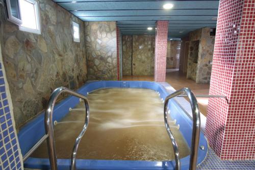 Karstais baseins, Hotel Balneario Fuentes del Trampal in Alcuéscar