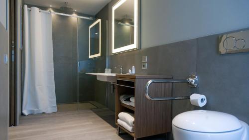 Bathroom, G Hotel Pescara in Pescara