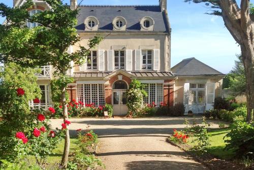 Maison de 8 chambres a Grandcamp Maisy a 100 m de la plage avec vue sur la mer jardin et wifi gîte à louer Grandcamp-Maisy