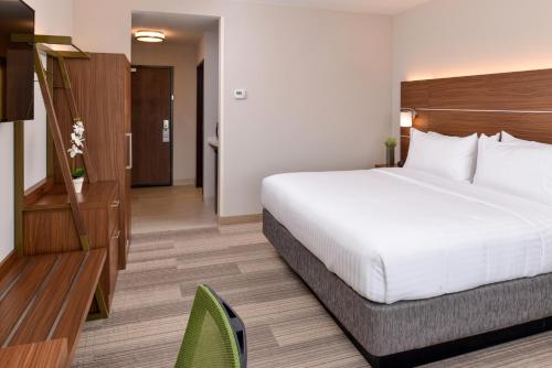 Holiday Inn Express & Suites - St. Petersburg - Madeira Beach, an IHG Hotel in St Petersburg, USA