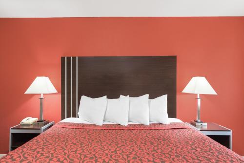 Days Inn by Wyndham College Station University Drive - image 2